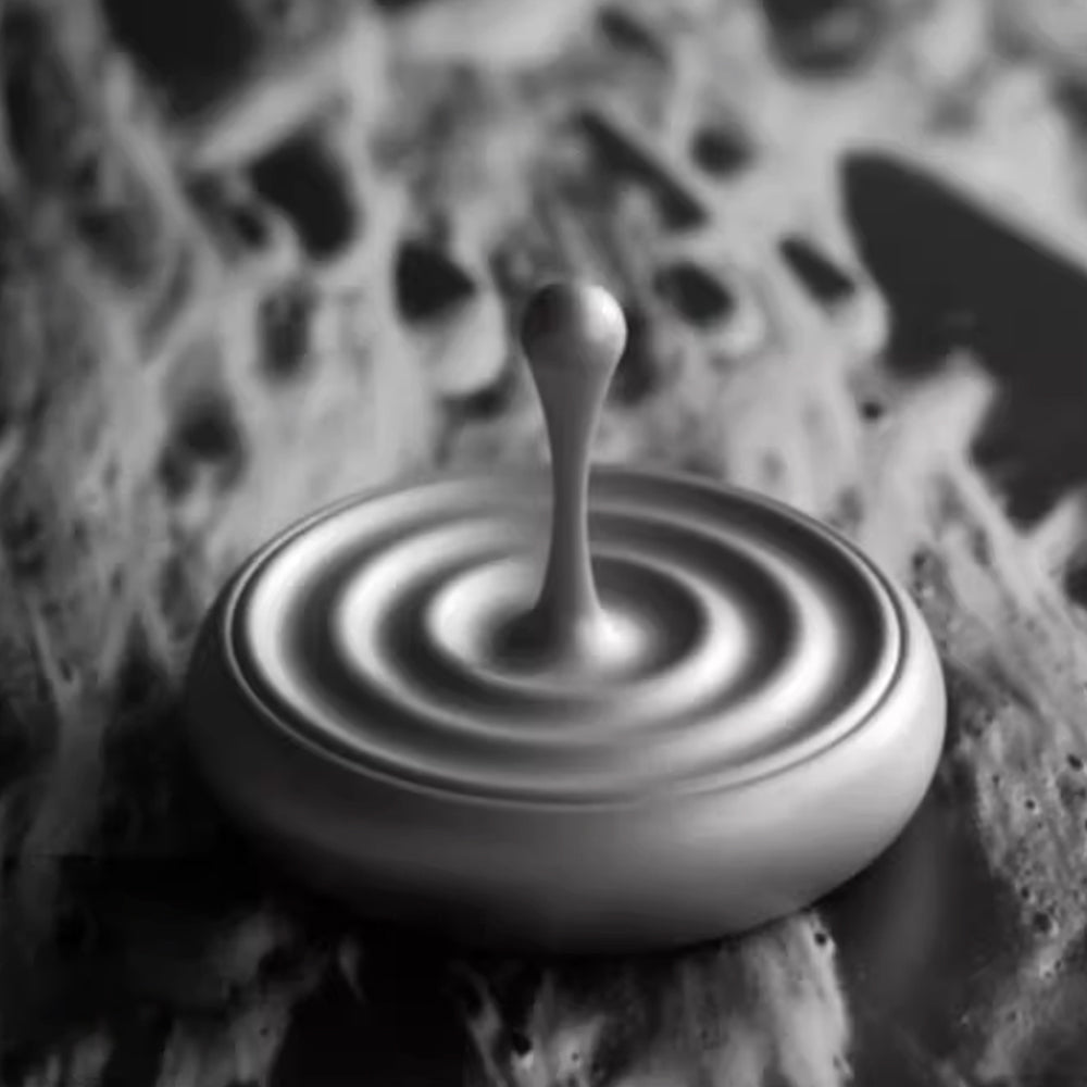 Elegant Teardrop Spinner – A Minimalist Kinetic Desk Toy
